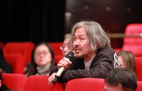 客席からトークに参加する古川日出男