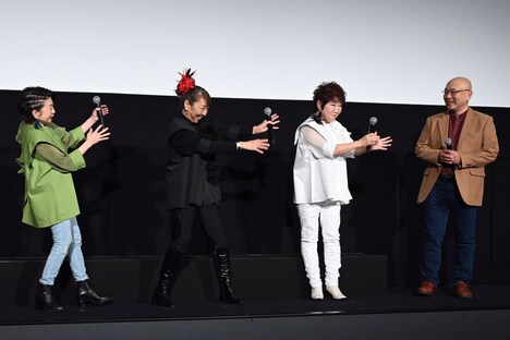 藤森雅也（右）を出迎える田中真弓（左）、高山みなみ（中央左）、一龍斎貞友（中央右）