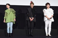 色違いの衣装で登場した田中真弓（左）、高山みなみ（中央）、一龍斎貞友（右）