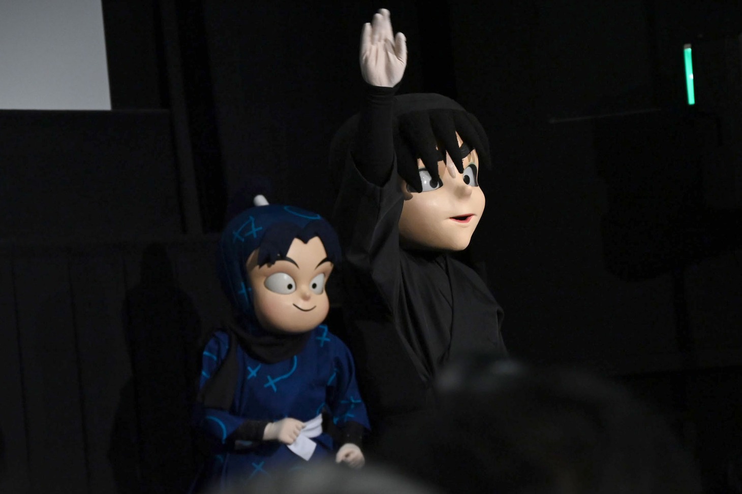 大きな歓声に迎えられた土井先生（手前）、きり丸（奥）
