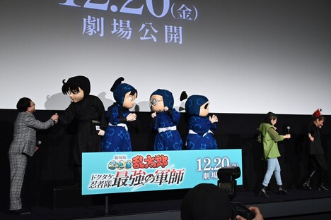 土井先生と握手する関俊彦（左）