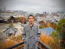 「道長さんぽ」より、三井寺の展望台に立つ柄本佑