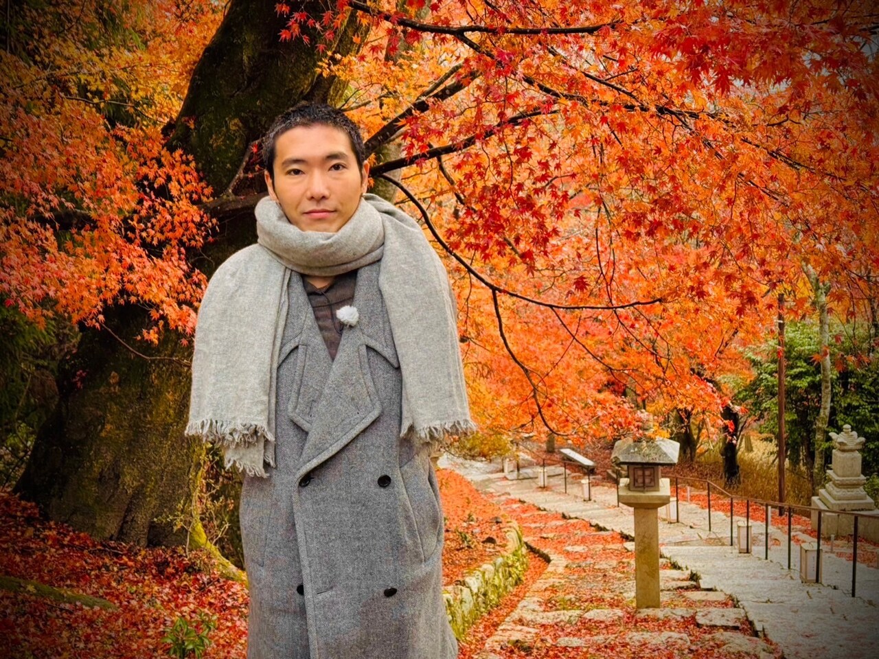 「道長さんぽ」より、三井寺の観音堂に続く階段までやってきた柄本佑