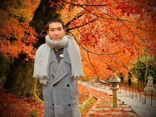 「道長さんぽ」より、三井寺の観音堂に続く階段までやってきた柄本佑