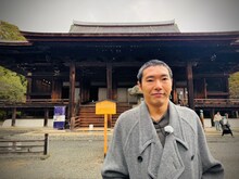 「道長さんぽ」より、三井寺の金堂を訪れた柄本佑
