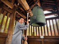 「道長さんぽ」より、三井寺の鐘を鳴らす柄本佑