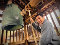 「道長さんぽ」より、三井寺の鐘を鳴らす柄本佑