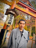 「道長さんぽ」より、日吉大社の山王鳥居の前に立つ柄本佑