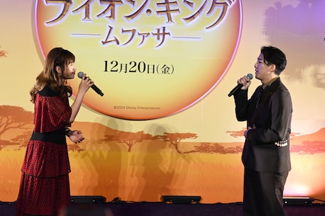 「聞かせて」を歌唱する尾上右近（右）とMARIA-E（左）