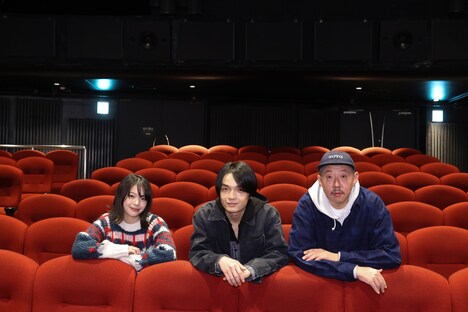 左から岸井ゆきの、岡山天音、荒川良々