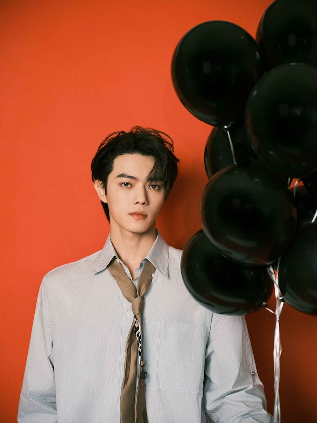 シュー・カイ（許凱）は中国ドラマ「祈今朝＜ききんちょう＞～失われた記憶、共鳴する愛～」にて、主人公とその恋敵という2役を演じた