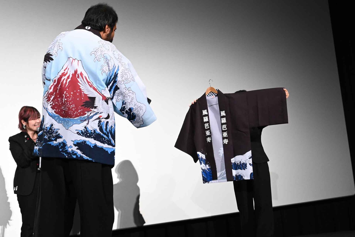 「風羅芭亜寿（プラバース）」と書かれた法被の写真を撮るナーグ・アシュウィン