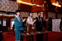 「室町無頼」ヒット祈願の祈祷を行った長尾謙杜（左）、松本若菜（中央）、入江悠（右）