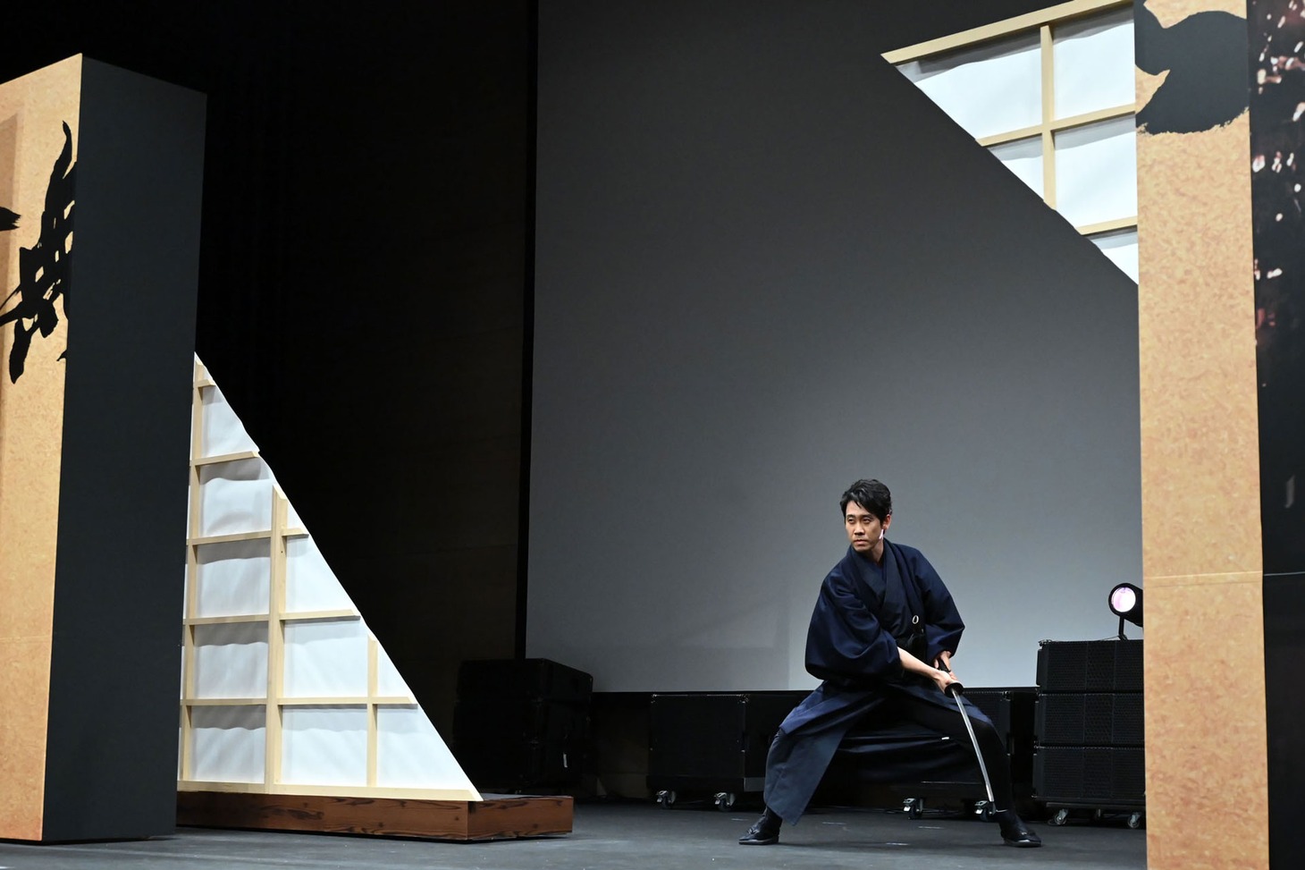 刀を振り下ろす大泉洋