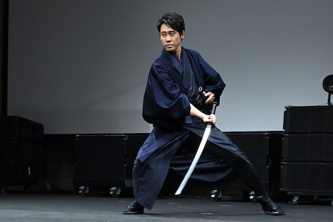 刀を振り下ろす大泉洋