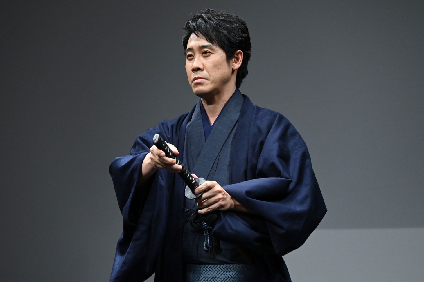 刀を鞘に収める大泉洋