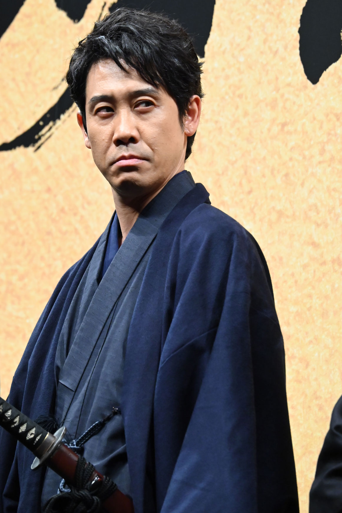 刀を携えて物々しく登場した大泉洋