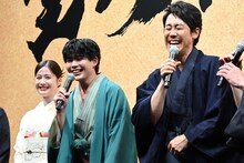 OKが出てもリテイクを志願した長尾謙杜（左）に対し、「もう1回？ ないない！」と言い放つ大泉洋（右）