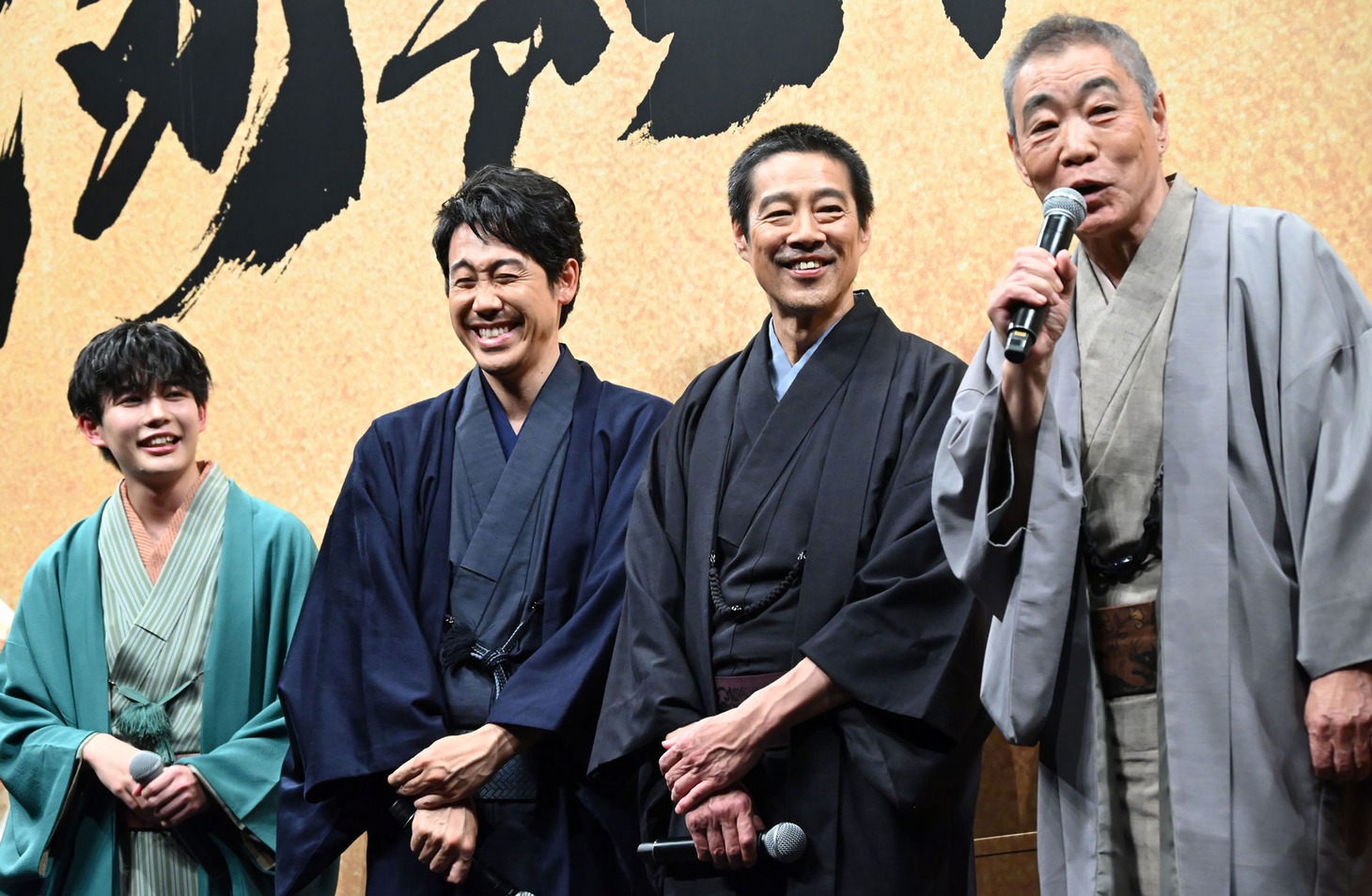 長尾謙杜（左）が撮影時に「もっと本気でぶつかってください」と言われたことを感謝するも、ばつが悪そうに「覚えてない」と繰り返す柄本明（右）