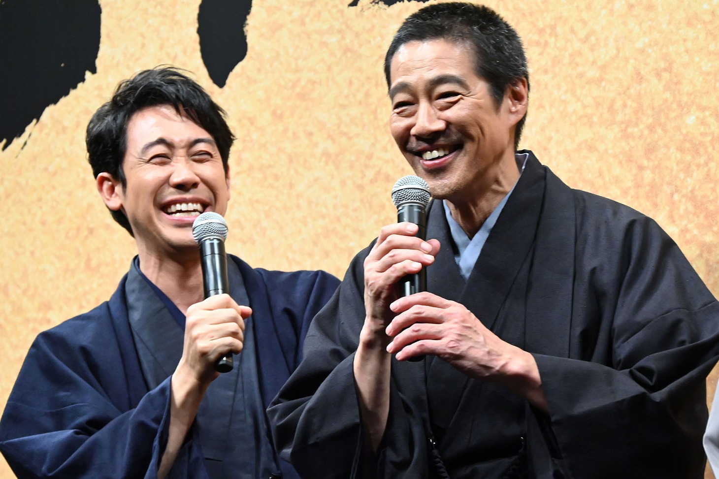 大泉洋（左）の執拗なジョークに笑いが止まらなくなった堤真一（右）