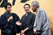 自分のトークに柄本明（右）がぴくりとも笑わず不安に陥る大泉洋（左）