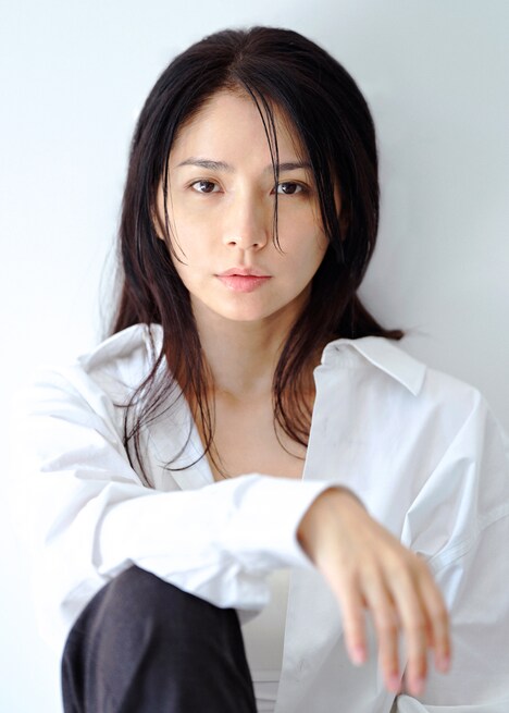 ドラマ「いきなり婚」で謎の女を演じる野波麻帆