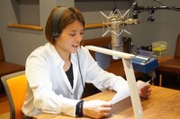 ナレーションに臨む阿部詩