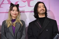 左から茅島みずき、金子ノブアキ