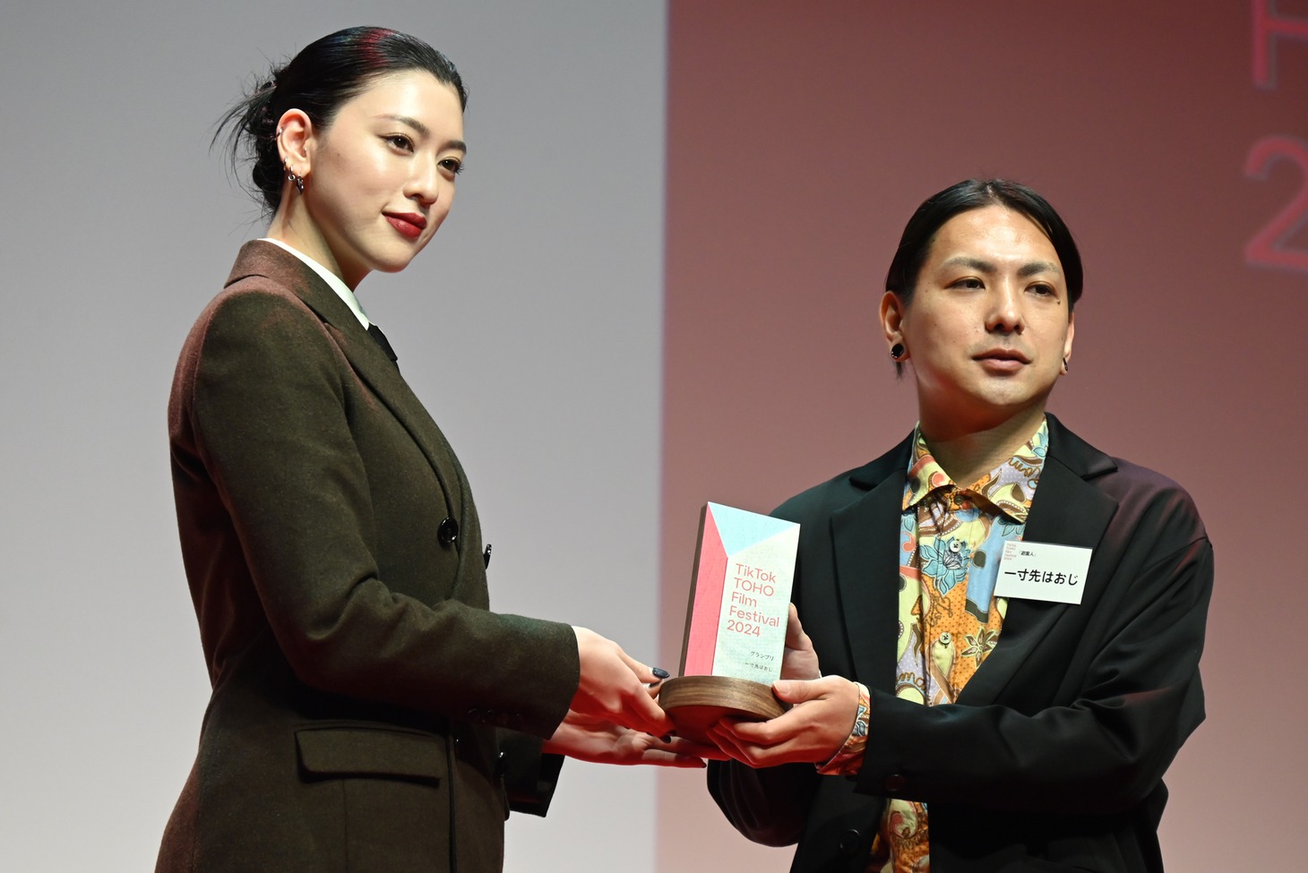 左から三吉彩花、一寸先はおじ
