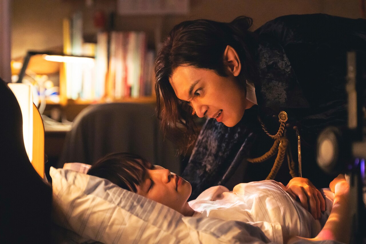 童貞の血が欲しい吉沢亮、板垣李光人の首を狙う「ババンババンバンバンパイア」新写真