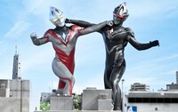 左からウルトラマンアーク、ギルアーク