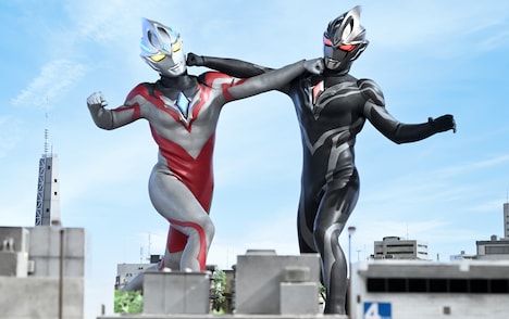左からウルトラマンアーク、ギルアーク