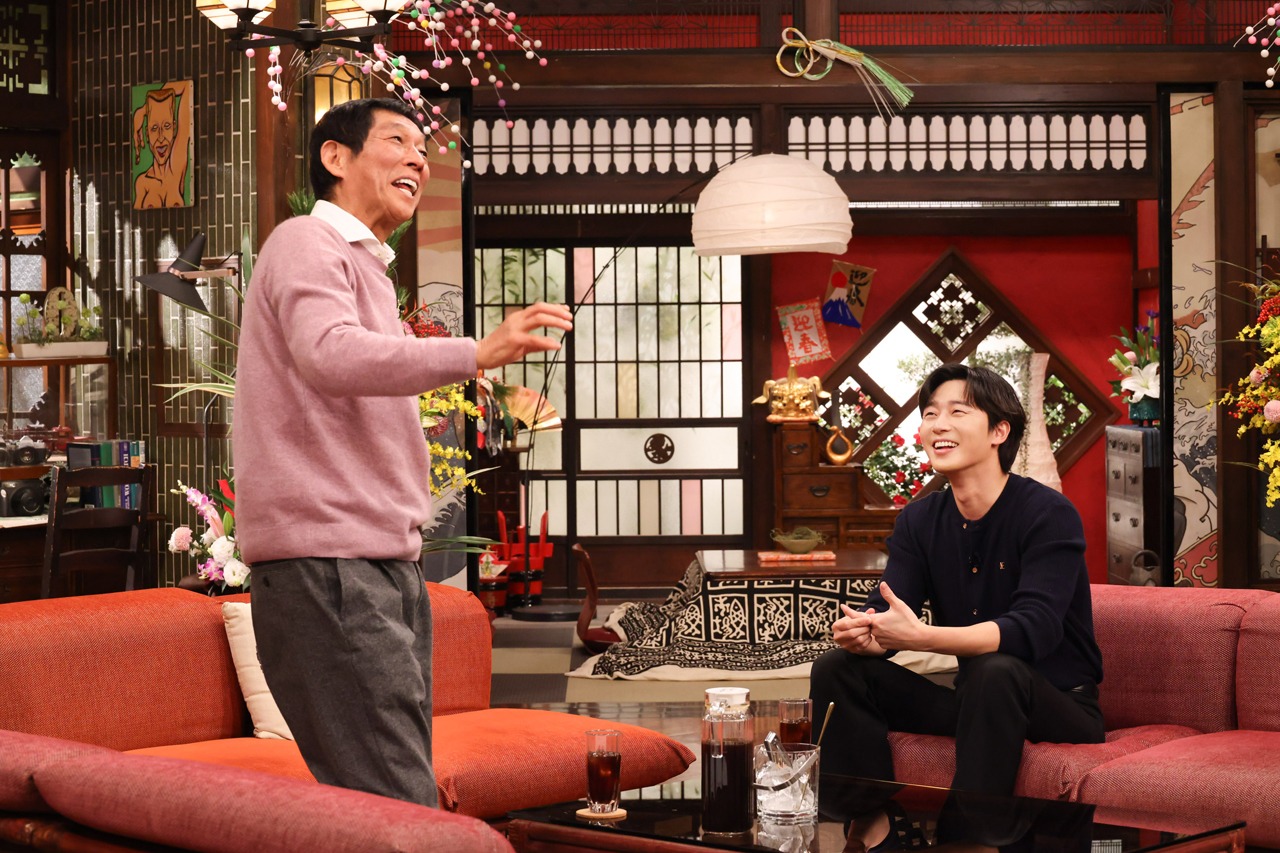 「さんまのまんま40周年も笑顔のまんまSP」より、即興コントのようにボケていく明石家さんま（左）とパク・ソジュン（右）