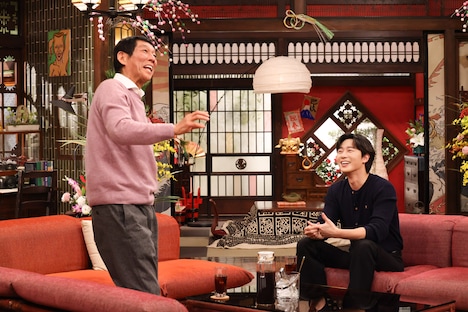 「さんまのまんま40周年も笑顔のまんまSP」より、即興コントのようにボケていく明石家さんま（左）とパク・ソジュン（右）