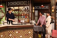 「さんまのまんま40周年も笑顔のまんまSP」より、トッククを調理中のパク・ソジュン（左）、完成を待つ明石家さんま（中央）と有村架純（右）