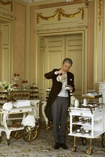 ゼクシィ2月号より、紅茶を注ぐ舘ひろし