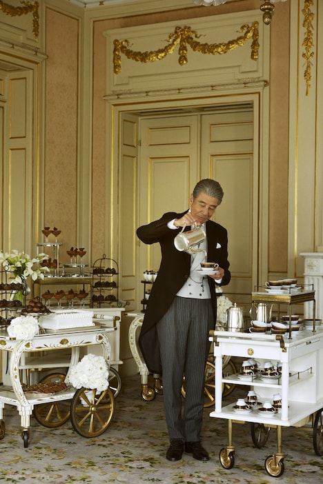 ゼクシィ2月号より、紅茶を注ぐ舘ひろし