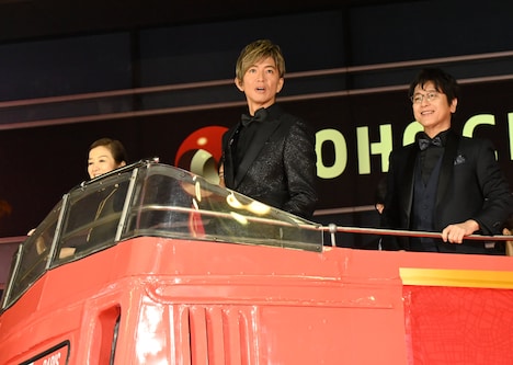 ラッピングバスで登場する木村拓哉（中央）、鈴木京香（左）、及川光博（右）