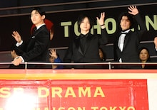 ラッピングバスで登場する玉森裕太（中央）、オク・テギョン（左）、寛一郎（右）