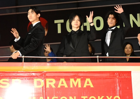 ラッピングバスで登場する玉森裕太（中央）、オク・テギョン（左）、寛一郎（右）