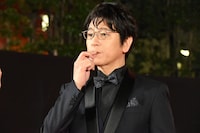 リップクリームを塗る及川光博