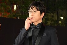 リップクリームを塗る及川光博