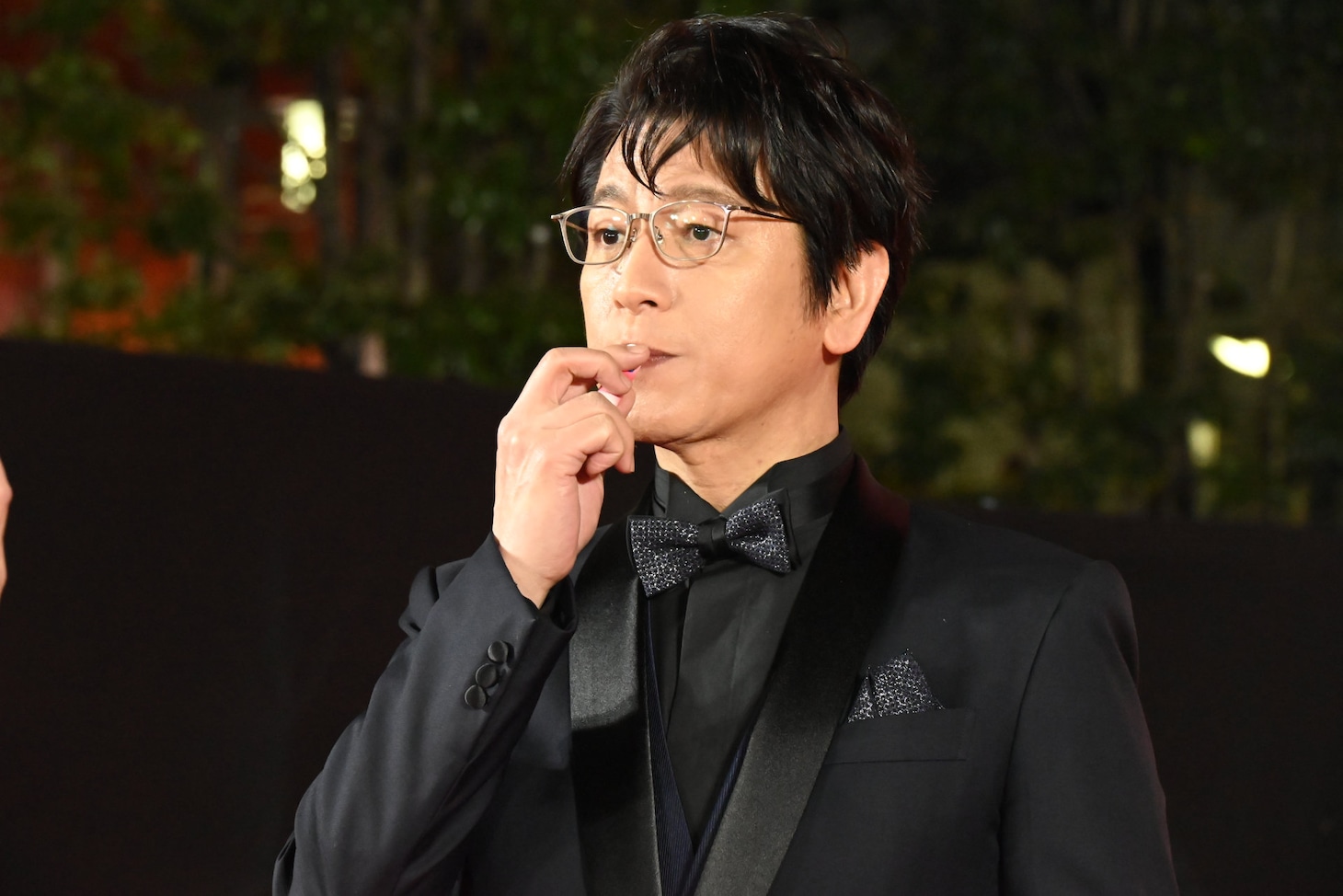 リップクリームを塗る及川光博