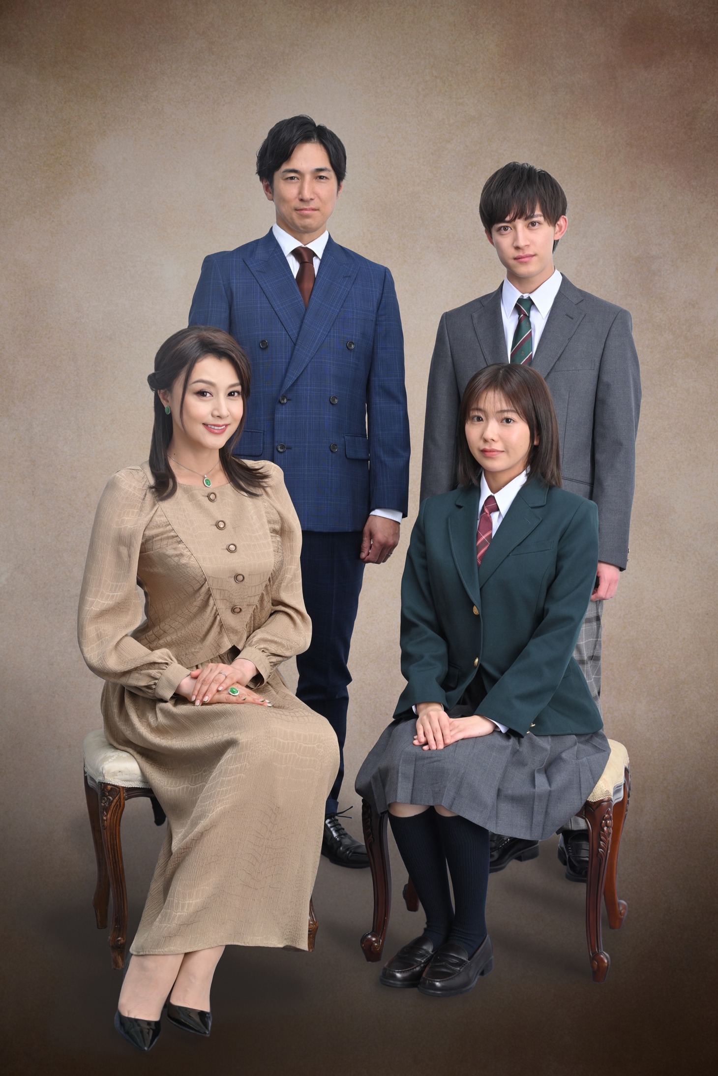 灰原家を演じるキャスト。前列左から藤原紀香、大熊杏優。後列左から高橋光臣、阿久津仁愛