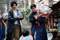 左から斎藤工、池田エライザ