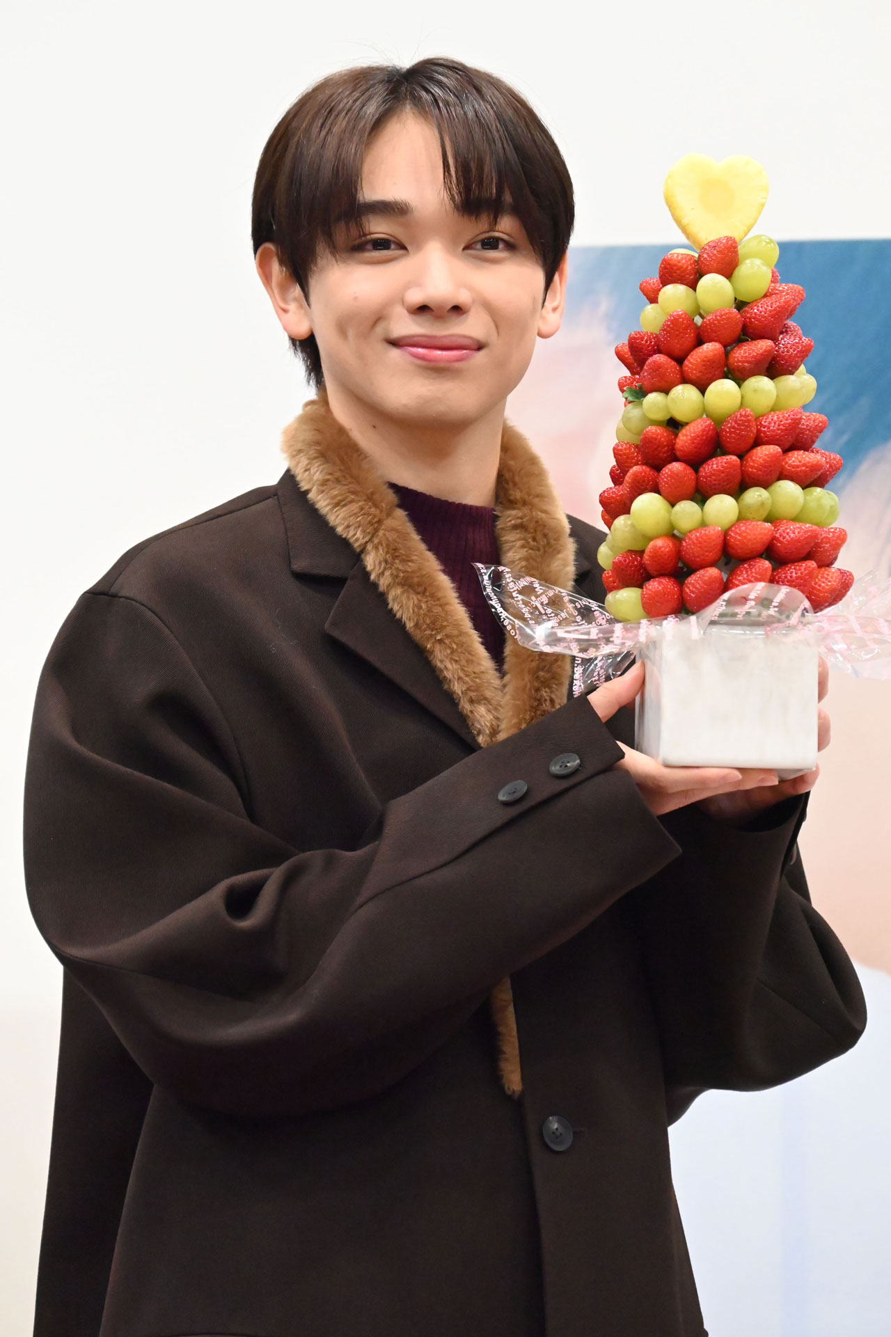“いちごタワー”に喜ぶ宮世琉弥