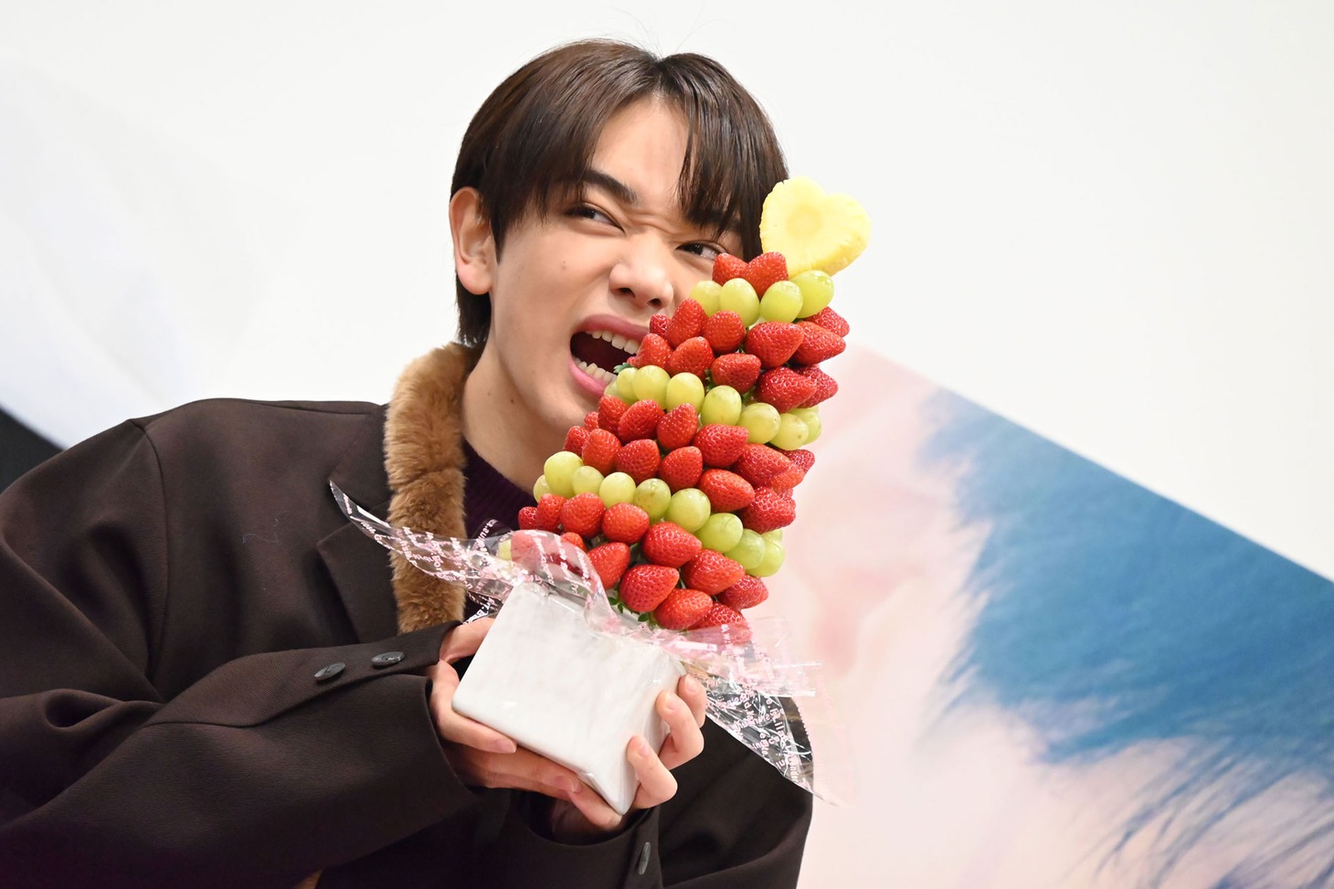 サプライズで用意された“いちごタワー”に喜ぶ宮世琉弥