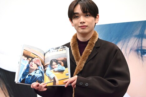 お気に入りカットを披露する宮世琉弥