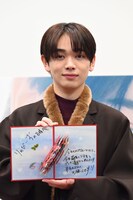 直筆クリスマスカードを見せる宮世琉弥