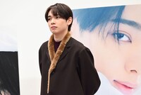 スタッフから「サプライズがあります」と告げられ、けげんな表情を浮かべる宮世琉弥